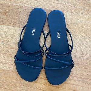 NWT TKEES Sloane sandals
